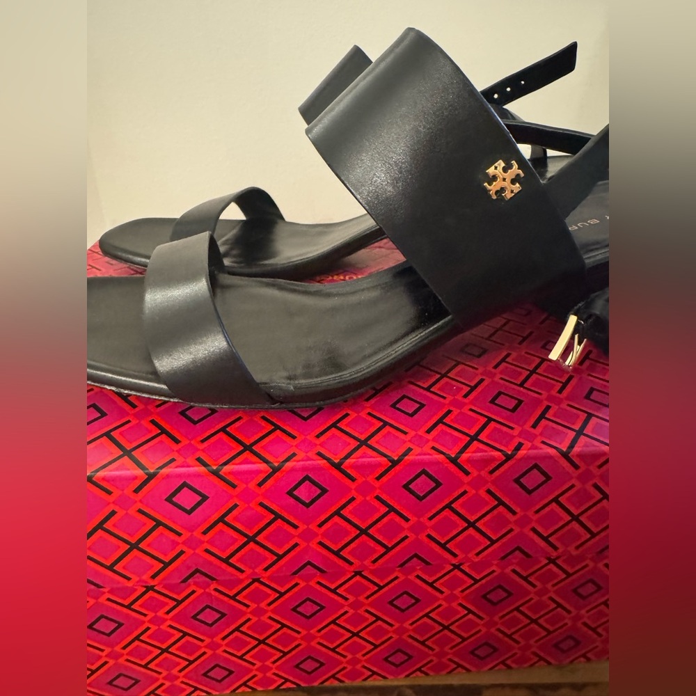 Tory Burch Black sandals
DOUBLE T HEEL SANDAL